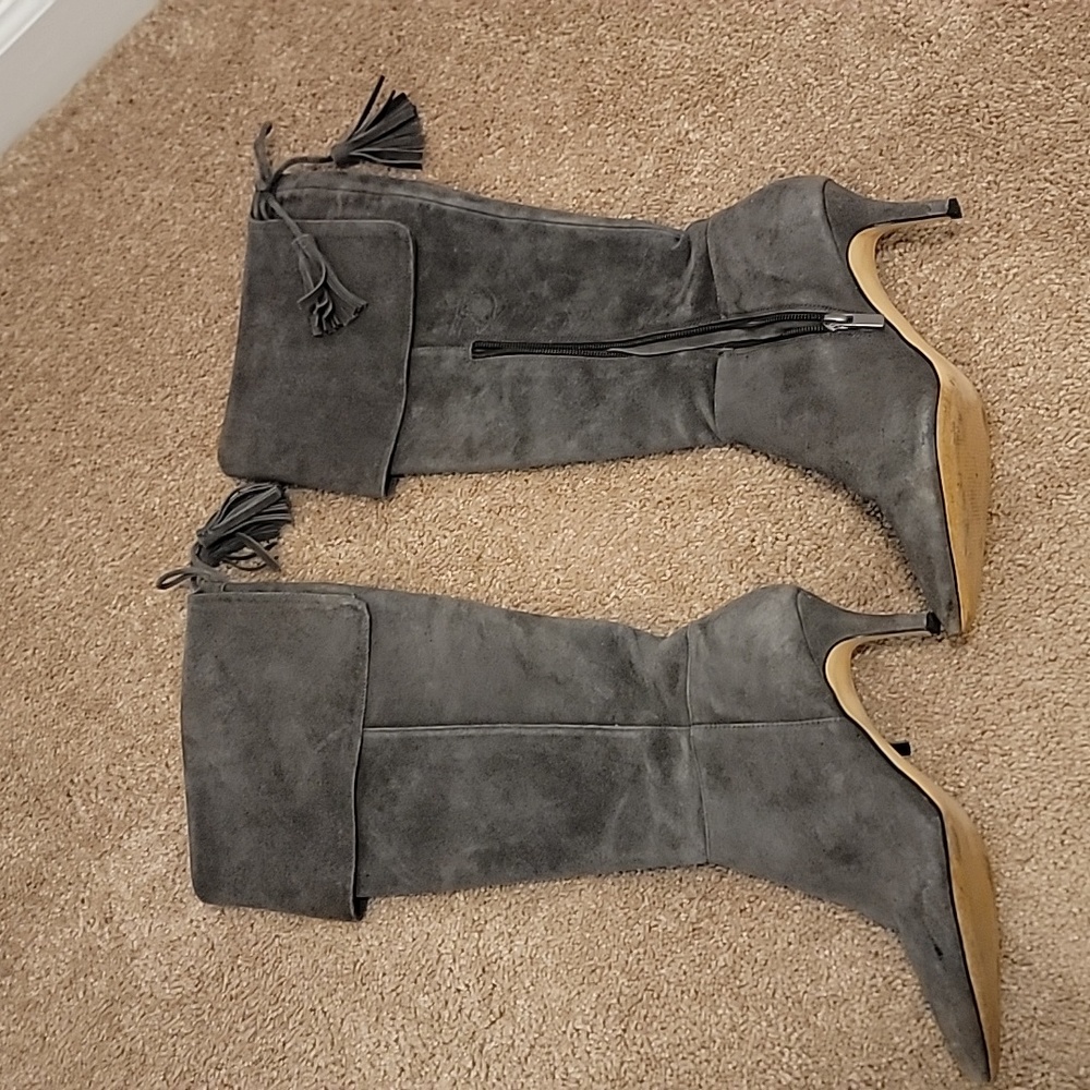 Heeled boots with tassle